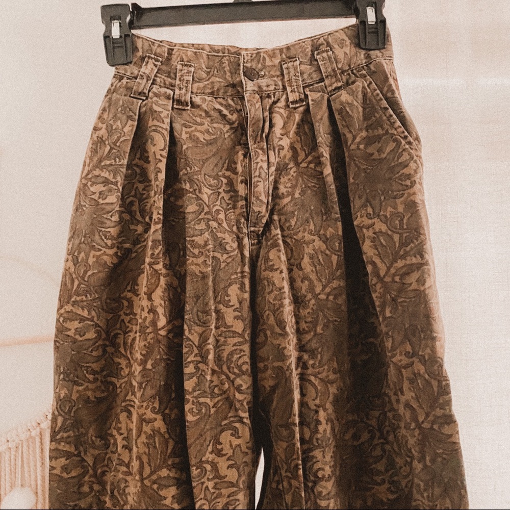 Vintage high waisted pleated paisley green trousers
